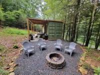 Book Your Adventure Getaway at our Container Cabin near New River Gorge ワイルダーネスのホテル