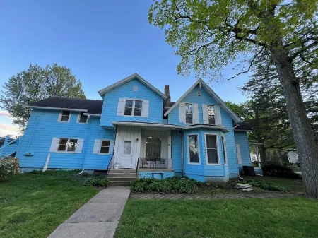 Magnificent Riverfront Victorian  House  steps from downtown Ottawa ! Отели в г. Оттава