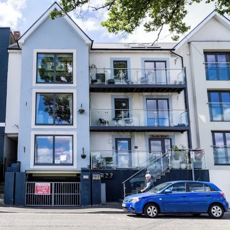 Luxury apartment with beautiful sea views. Private parking, lift and hot tub.