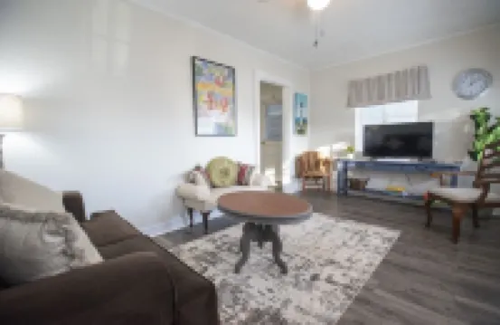Cozy get-away within walking distances to bars, restaurants and the water front!