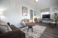 Cozy get-away within walking distances to bars, restaurants and the water front!