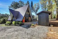 Scenic A-frame - Hot Tub, Basketball Court, Treehouse, Outdoor theater!