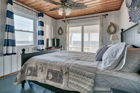 OCEAN FRONT, 4BR, 2BA, FENCED YARD, PET FRIENDLY,  Walkable to shops/restaurants