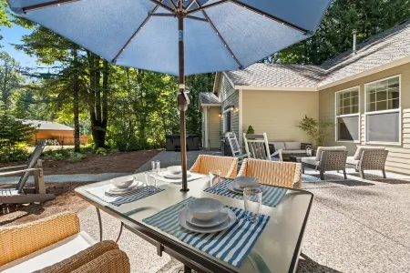 Spacious Mt. Hood Escape - Hot Tub • Sleeps 10 • Game Room • Near Salmon River