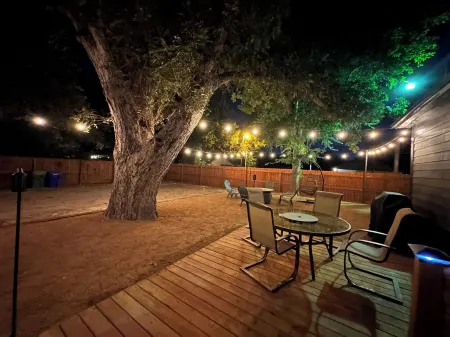 The Mustard Seed Cottage-Charming 3-BR Craftsman conveniently located downtown! Отели рядом с достопримечательностью «Rogers School of Engineering and Computer Science»