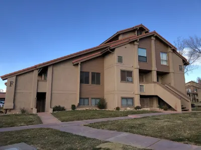 Spacious 1 Bedroom Condo With Cute Bonus Room