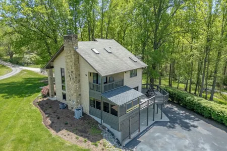 Beautiful creek side mountain home. 10 Min to Downtown!
