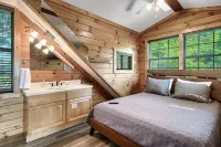 Secluded, renovated, cabin with gorgeous mountain views, firepit, hot tub