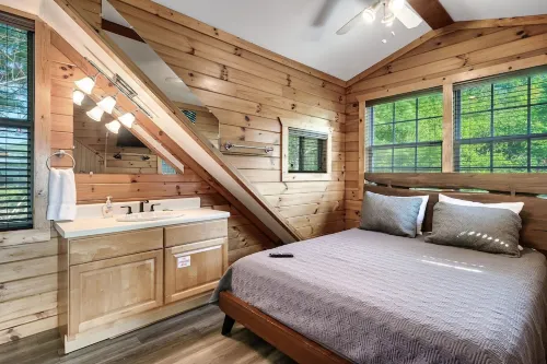 Secluded, renovated, cabin with gorgeous mountain views, firepit, hot tub