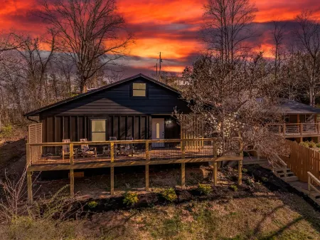 Christmas Decor * Walk to Coaster & Parkway * Bunkroom * Dogs Отели в г. Севи