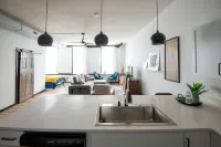 Cozy studio in enchanting downtown Warrensburg with full kitchen, AC, WiFi Hotels in Warrensburg