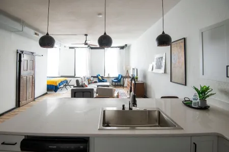 Cozy studio in enchanting downtown Warrensburg with full kitchen, AC, WiFi Отели в г. Johnson County