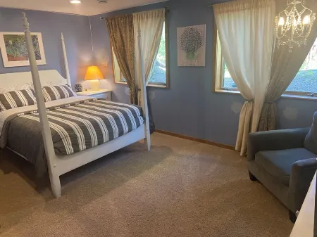 Lake Byllesby Paradise: Serene Lakefront Non-Smoking Home