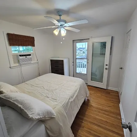 One block from the beach!  Cozy beach condo near restaurants and shopping.