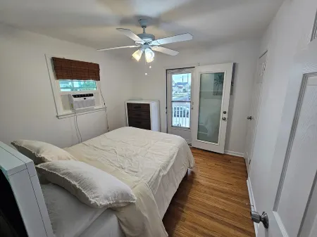 One block from the beach!  Cozy beach condo near restaurants and shopping.