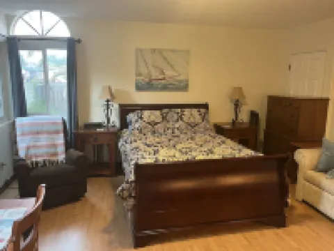 Private studio less than a mile from the beach, with Full Kitchen and Bathroom