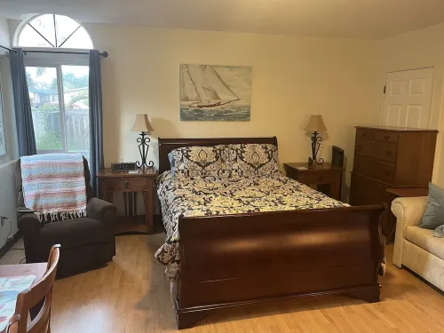 Private studio less than a mile from the beach, with Full Kitchen and Bathroom