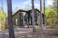 Secluded Luxury Couples Cabin with Hot Tub Hotels in 