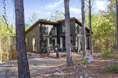 Secluded Luxury Couples Cabin with Hot Tub Hotels in 
