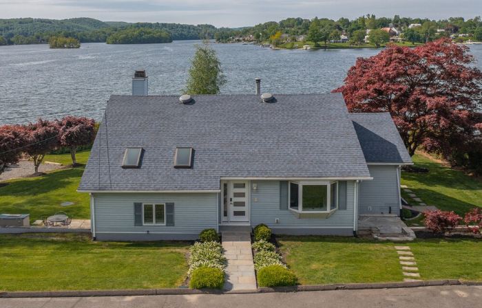 Candlewood Lakefront 3bd/ 2 bath house w/ 180 degree views!