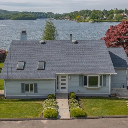 Candlewood Lakefront 3bd/ 2 bath house w/ 180 degree views!