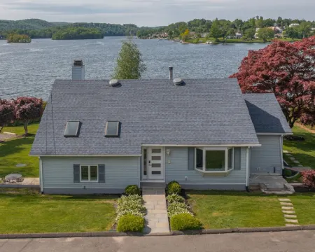 Candlewood Lakefront 3bd/ 2 bath house w/ 180 degree views! โรงแรมในแดนเบอรี