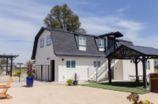 Rainbow Canyon Retreat:  Hot Tub, Fire Pit, Games Room - Sleeps 16+ 彩虹酒店