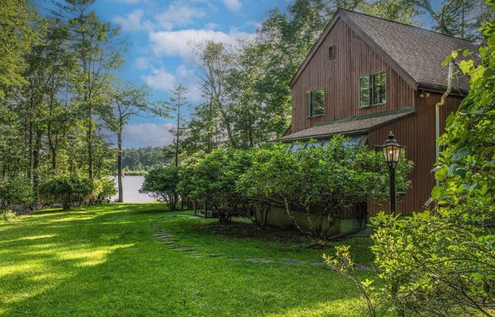 Amazing All-Season Private Lakefront Retreat!