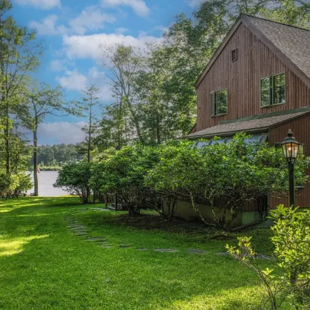 Amazing All-Season Private Lakefront Retreat! Отели в г. Хайленд