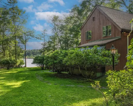 Amazing All-Season Private Lakefront Retreat! Hotels in Highland