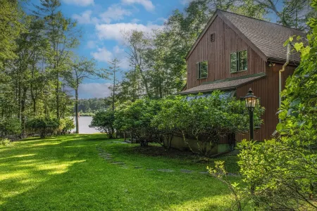 Amazing All-Season Private Lakefront Retreat! Отели в г. Хайленд