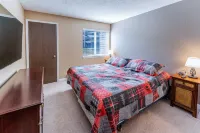 Walk to Giant Steps from this cozy 2 bd/2ba with Private balcony & Mtn views. - balcony