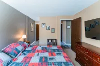 Walk to Giant Steps from this cozy 2 bd/2ba with Private balcony & Mtn views.