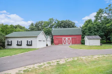 NEW Charming & Spacious Farmhouse Retreat in Grass Lake, MI