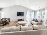 Cozy 2B/2B brand new oasis close to everything in Shady Cove!