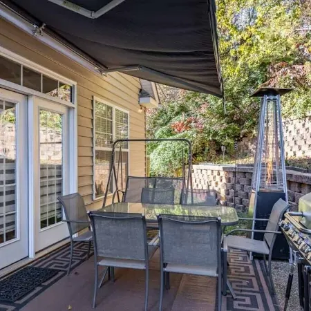 Family-friendly single home/Walking distance to shopping center and restaurants