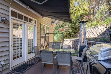 Family-friendly single home/Walking distance to shopping center and restaurants