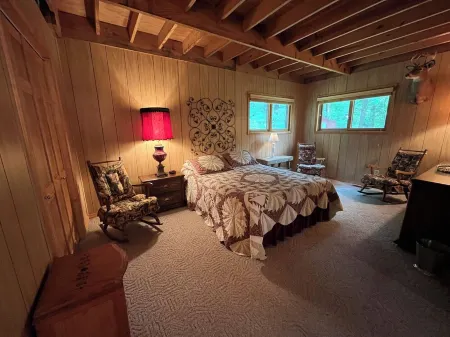 Private, cozy cabin on 13 acres with two ponds