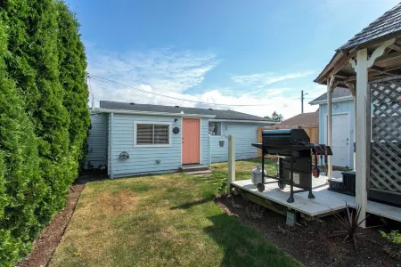 Newly Renovated, Private Backyard with Hot Tub