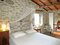 Rustic single house with exclusive swimming pool and large private garden Hotels near Chiesa Di San Pietro a Corsena