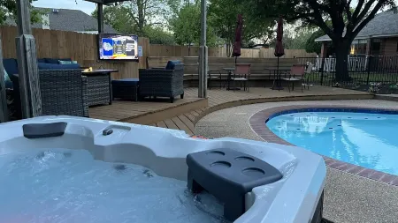 Backyard Oasis with Private Pool, SPA and Putting Green only 2 Miles from TAMU!