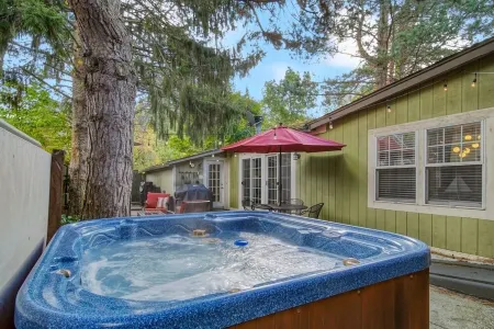 Modern Cabin in Saugatuck with New Hot Tub!