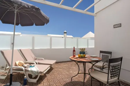 B1, in a small complex with communal heated pool 100m from the sea Отели рядом с достопримечательностью «Monte Corona»