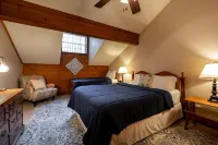 Homey and Lovely Cabin Condo Close to Branson Fun and Area Lakes~Pet Friendly