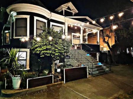 Victorian Vibes - Downtown Delight Отели рядом с достопримечательностью «McClatchy Library»