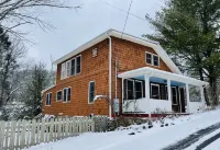 D/T Creekfront w/ Hot Tub & Gas Fireplace, Traveler Favorite! Terrific Back Deck