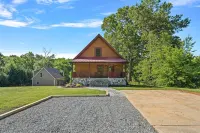 Mountain Island Lake Lodge: Private Dock, Kayaks, Paddle Boards, Family Fun!