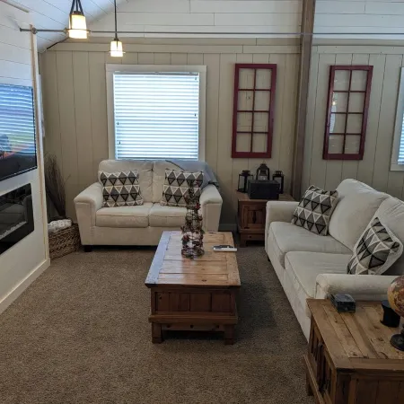 Modern Rustic Cabin, Near Private Beach!