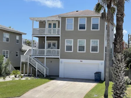 Amazing 5BR  Entire house, private heated pool & Hot Tub 3 min walk to beach. Отели рядом с достопримечательностью «Sea Turtle, Inc.»