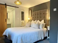 Beautiful Large Country Barn Conversion Hot Tub, Pool, BBQ Hut, Large Grounds Hotels in 